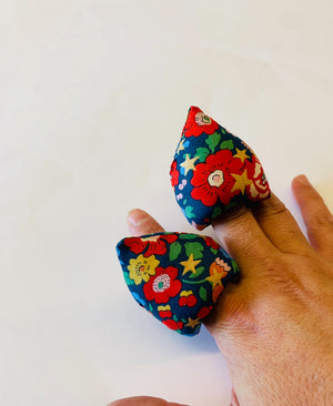 Finger Pin Cushion / Liberty Betsy Christmas