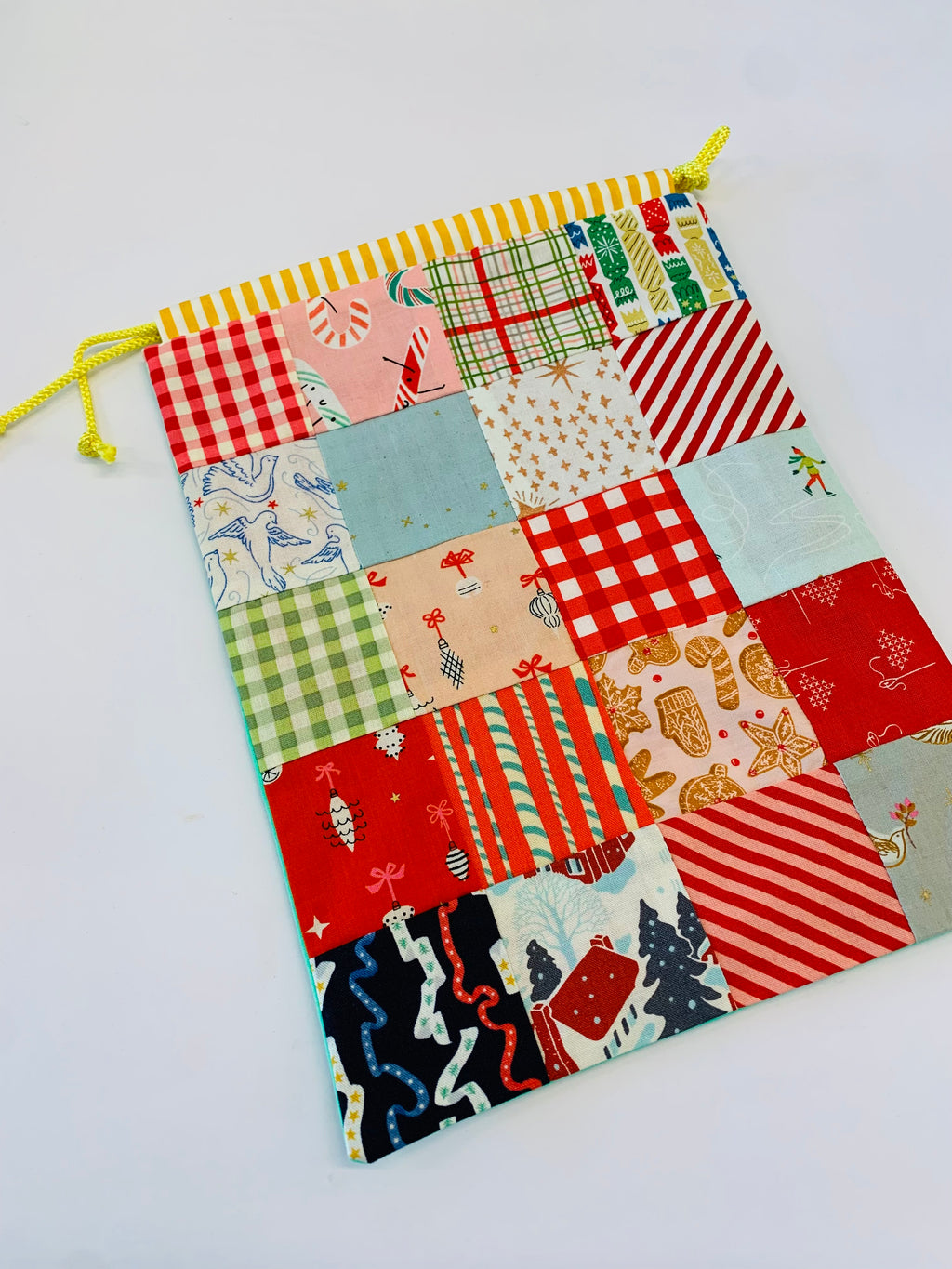 Scrappy Christmas Dilly Bag/ Patched Square