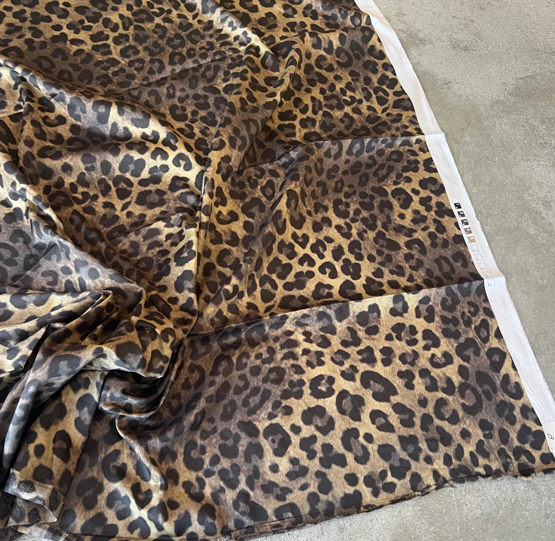 WILD/ Lightweight satin print