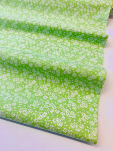 Windham Fabrics: Sugarcube/ Ditsy Daisy in Green