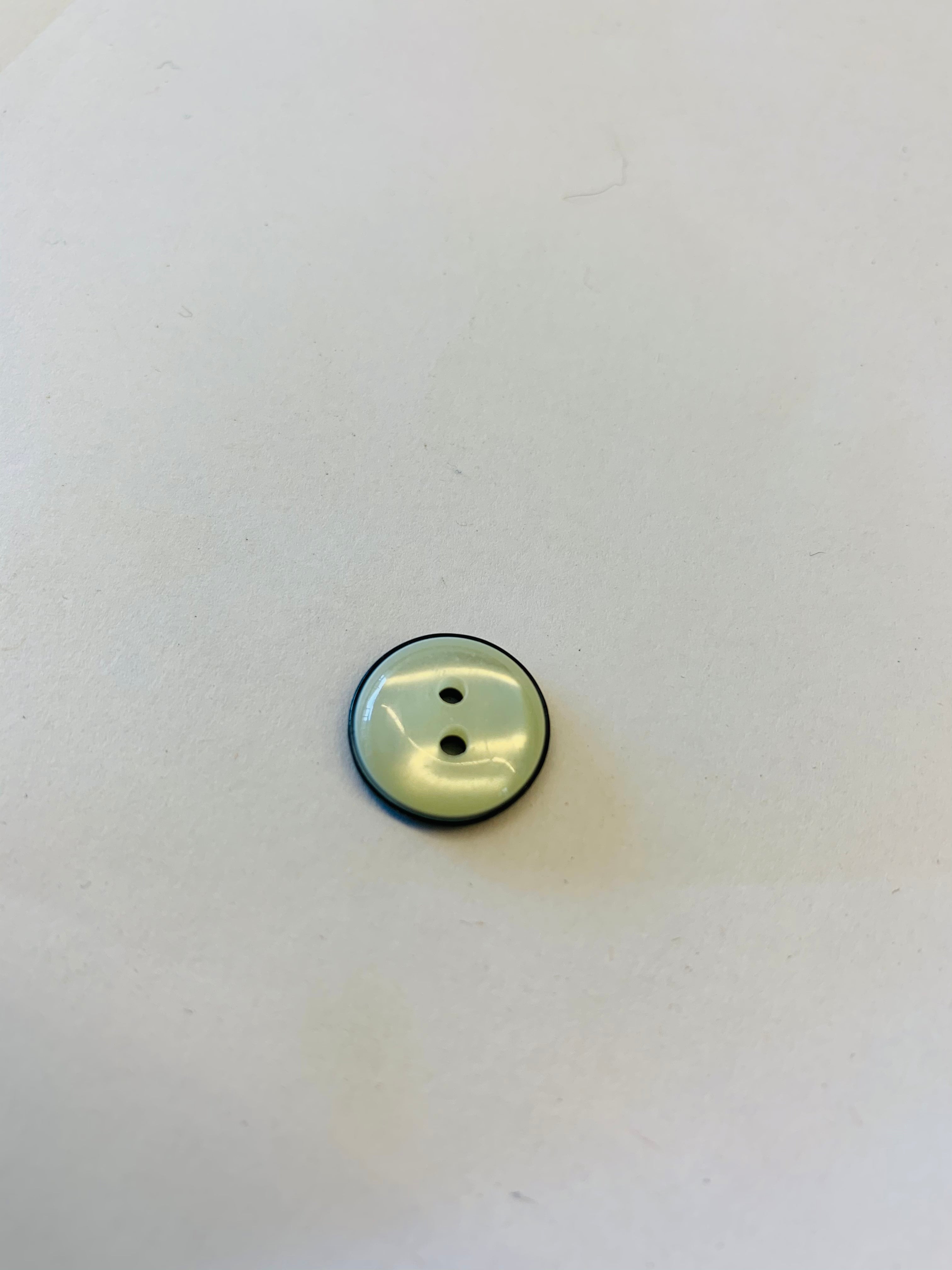Pearl w/dark rim buttons: 15mm