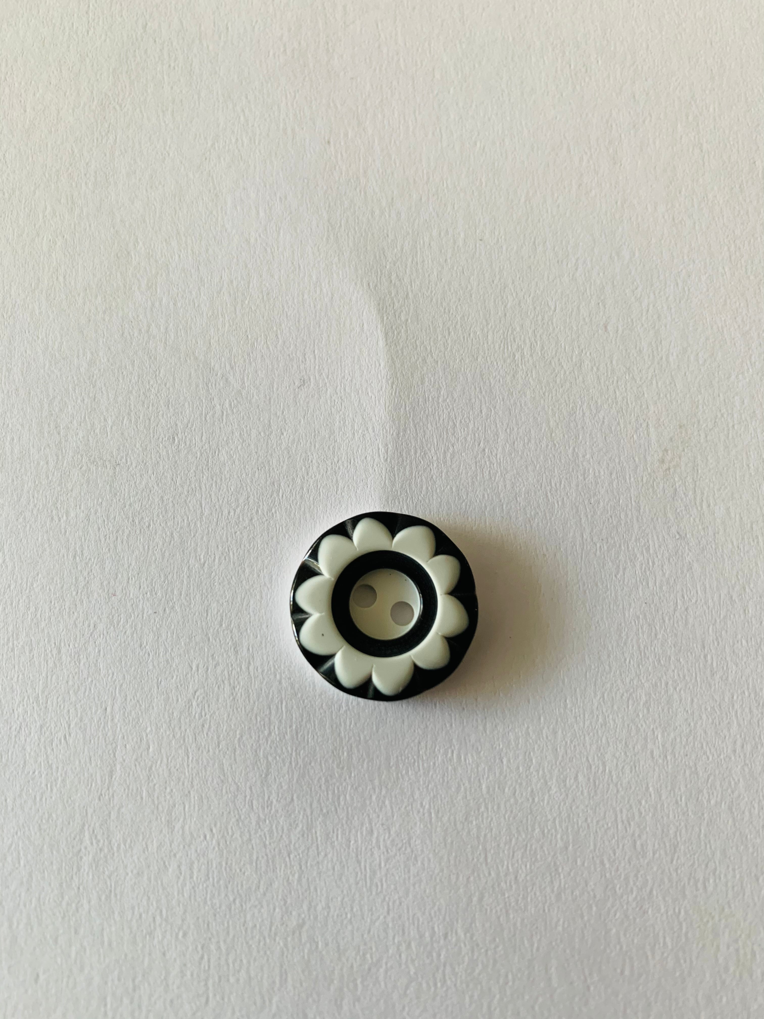 Black/white flower buttons: 18mm