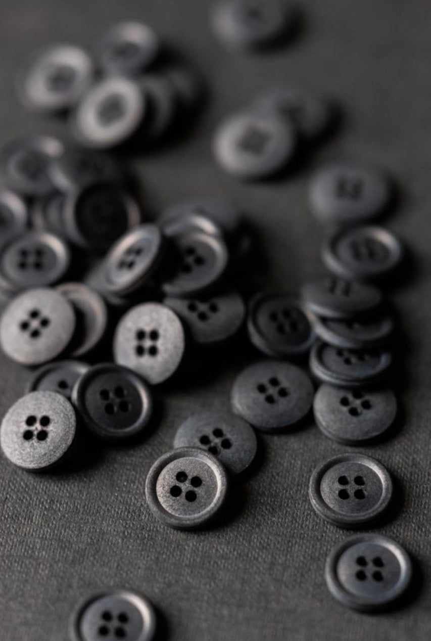 Merchant and Mills: Cotton Button 15mm- Scuttle black