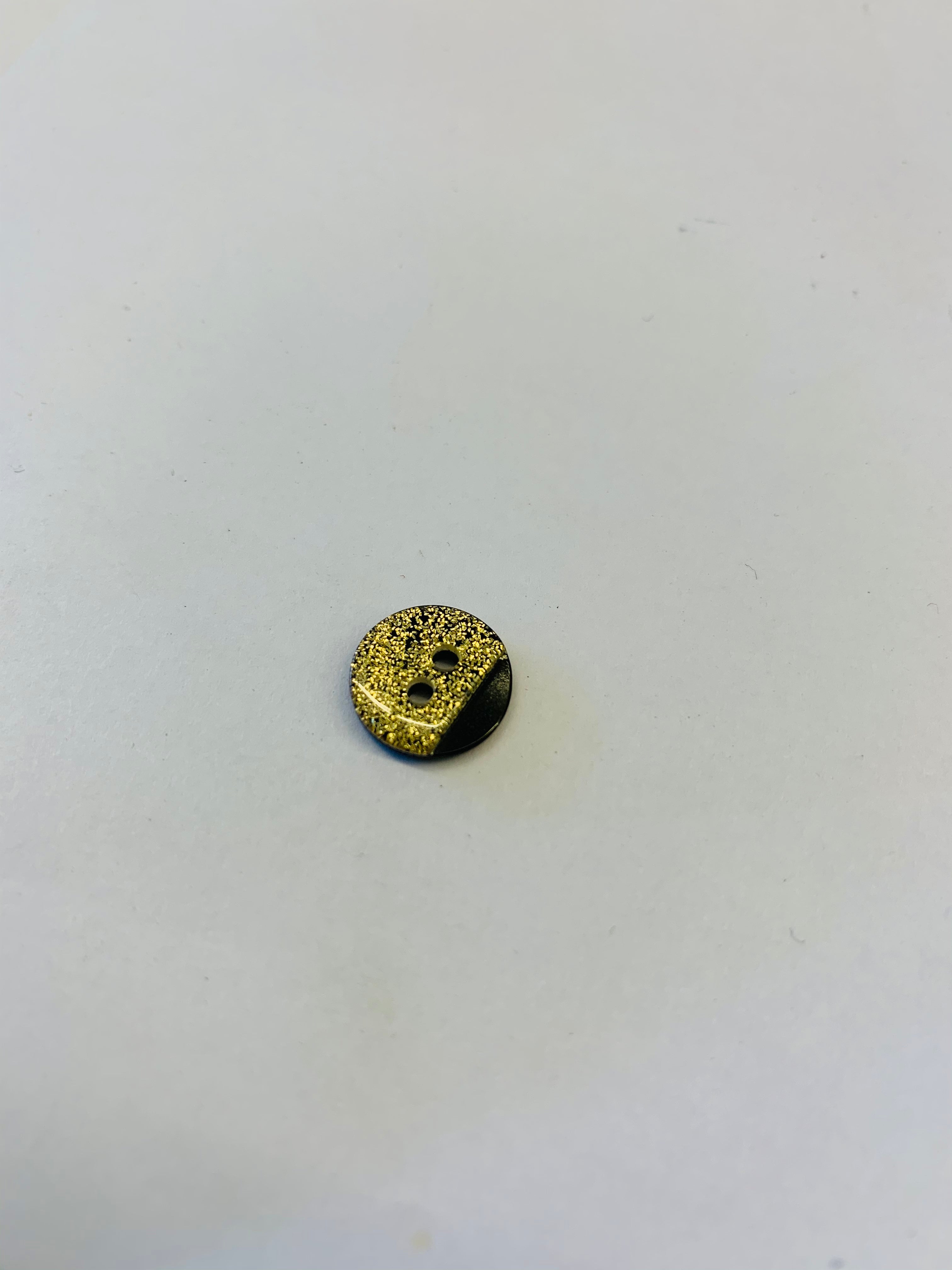 Black & gold glitter buttons: 13mm