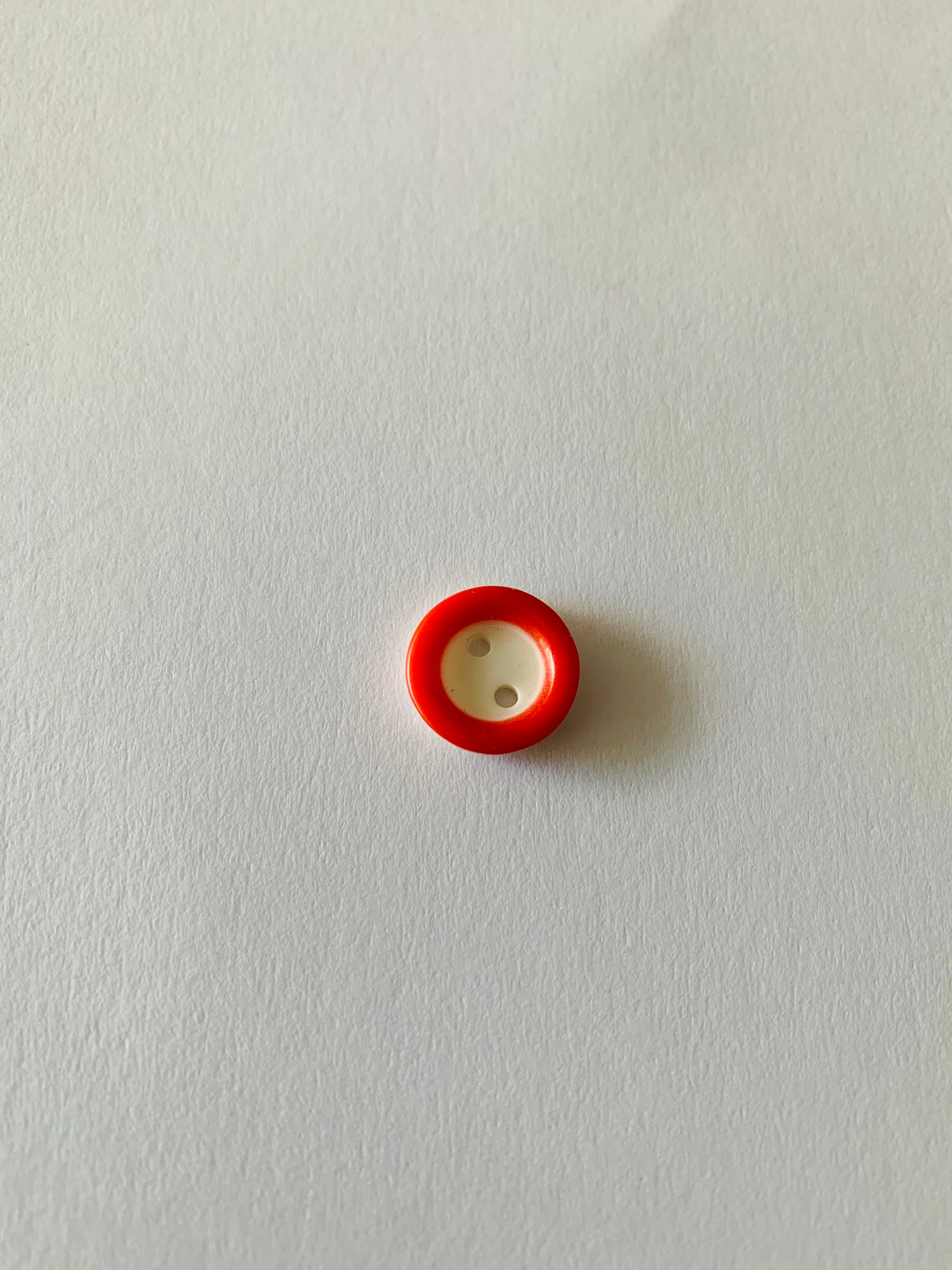 Red rimmed buttons: 14mm