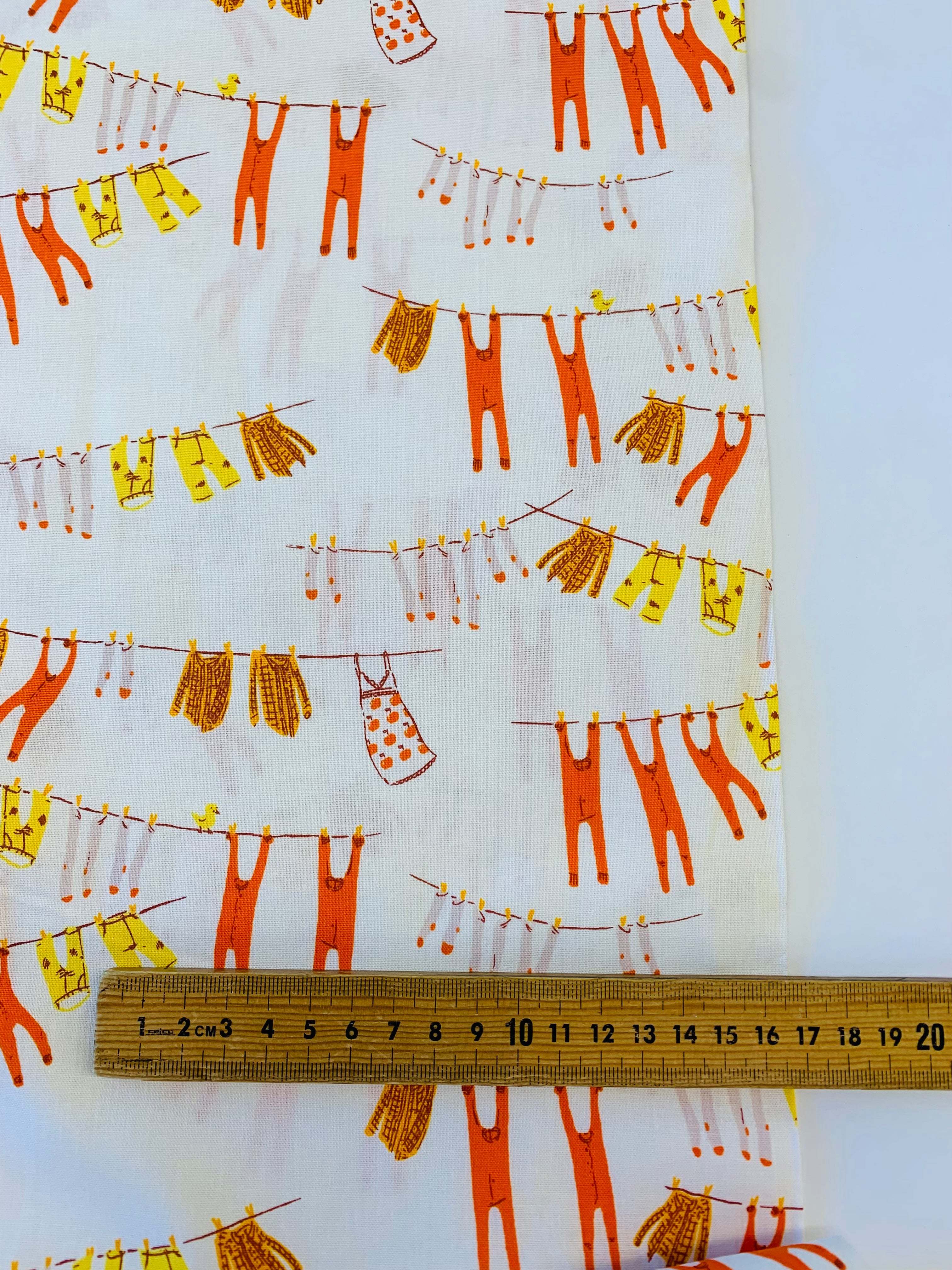 Heather Ross quilting cotton: Far Far Away 3/ Laundry in ivory